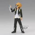 Vue 3/4 de face à mi-distance de la figurine de Denki Kaminari de My Hero Academia en veste noire avec motifs d'éclair, tenant un poignet technologique.