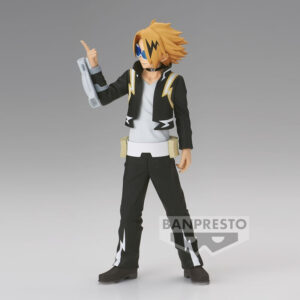 Vue 3/4 de face à mi-distance de la figurine de Denki Kaminari de My Hero Academia en veste noire avec motifs d'éclair, tenant un poignet technologique.