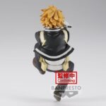 Vue 3/4 arrière à mi-distance de la figurine de Denki Kaminari de My Hero Academia en manteau noir avec motifs d'éclairs jaunes, gadgets à la taille.
