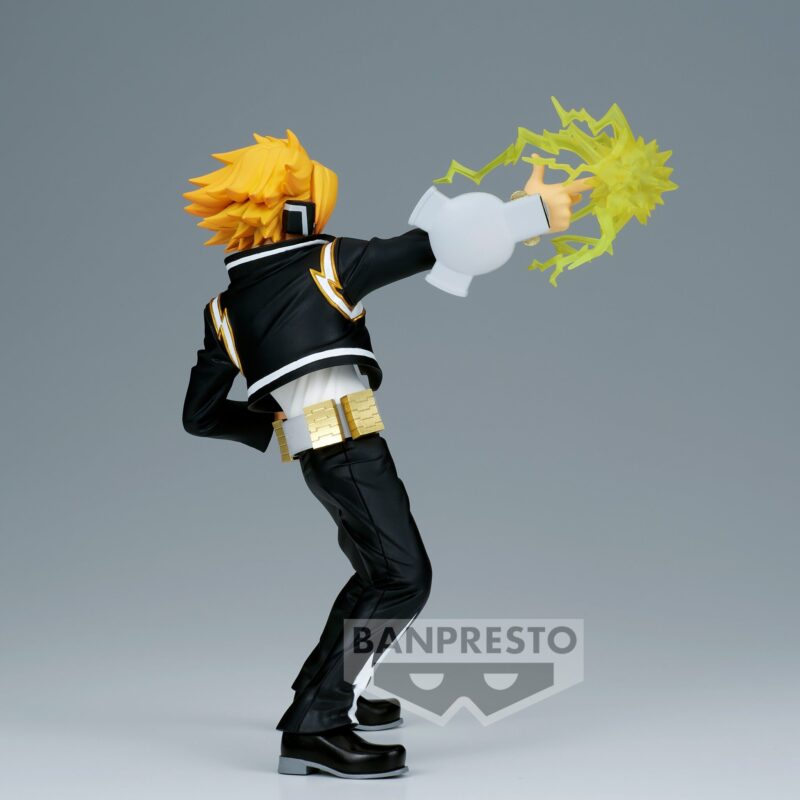 Vue 3/4 arrière à mi-distance de la figurine Denki Kaminari de My Hero Academia en veste noire avec accents jaunes, main droite émettant une énergie électrique.