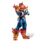 Vue 3/4 de face à pleine distance de la figurine de Endeavor de My Hero Academia en costume de héros bleu avec motifs de flammes.