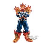 Vue 3/4 de face à distance complète de la figurine  d'Enji Todoroki de My Hero Academia en costume de héros bleu avec motifs de flammes, bras croisés, flammes sur épaules et bottes.