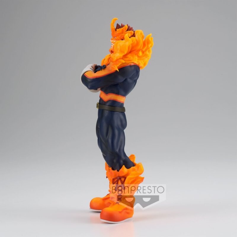 my-hero-academia-figurine-endeavor-age-of-heroes_1 Vue 3/4 de face à distance complète de la figurine de Endeavor de My Hero Academia en costume de héros, avec les bras croisés.