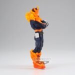 my-hero-academia-figurine-endeavor-age-of-heroes_3 Vue de profil à distance complète de la figurine de Endeavor de My Hero Academia en costume de héros sombre, avec des effets de flammes dans les cheveux et les bottes.