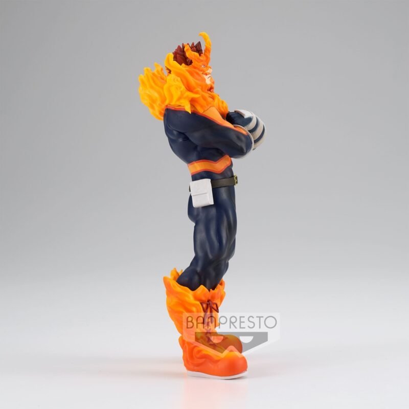 my-hero-academia-figurine-endeavor-age-of-heroes_3 Vue de profil à distance complète de la figurine de Endeavor de My Hero Academia en costume de héros sombre, avec des effets de flammes dans les cheveux et les bottes.