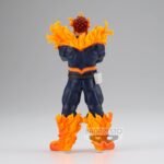 my-hero-academia-figurine-endeavor-age-of-heroes_4 Vue de dos à mi-distance de la figurine de Endeavor de My Hero Academia en costume de héros, bras croisés, avec des flammes autour des épaules.