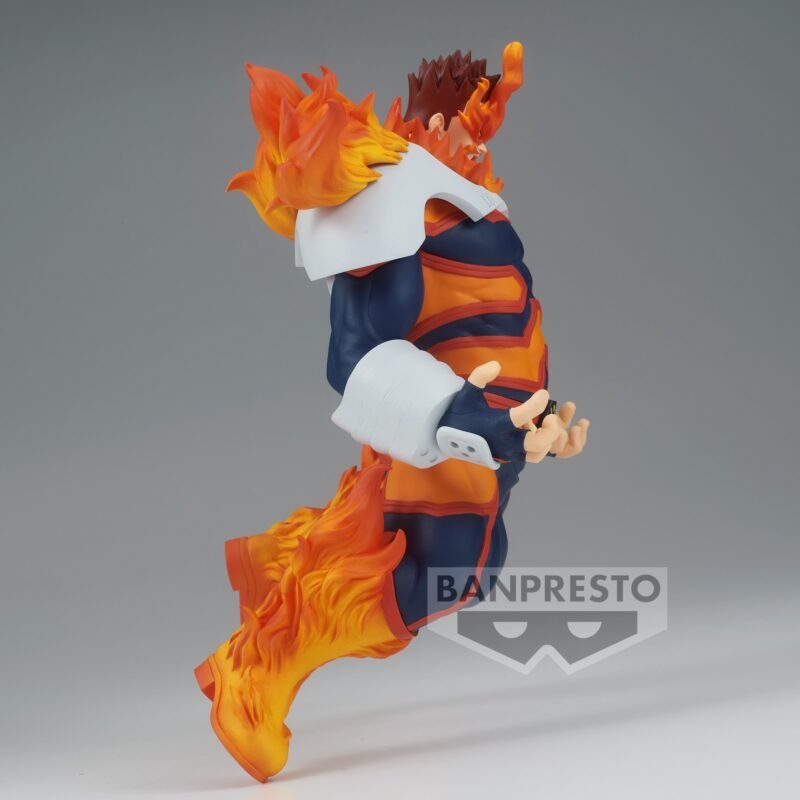 Vue 3/4 de face à mi-distance de la figurine de Endeavor de My Hero Academia en costume bleu foncé avec des flammes oranges, en pose dynamique.