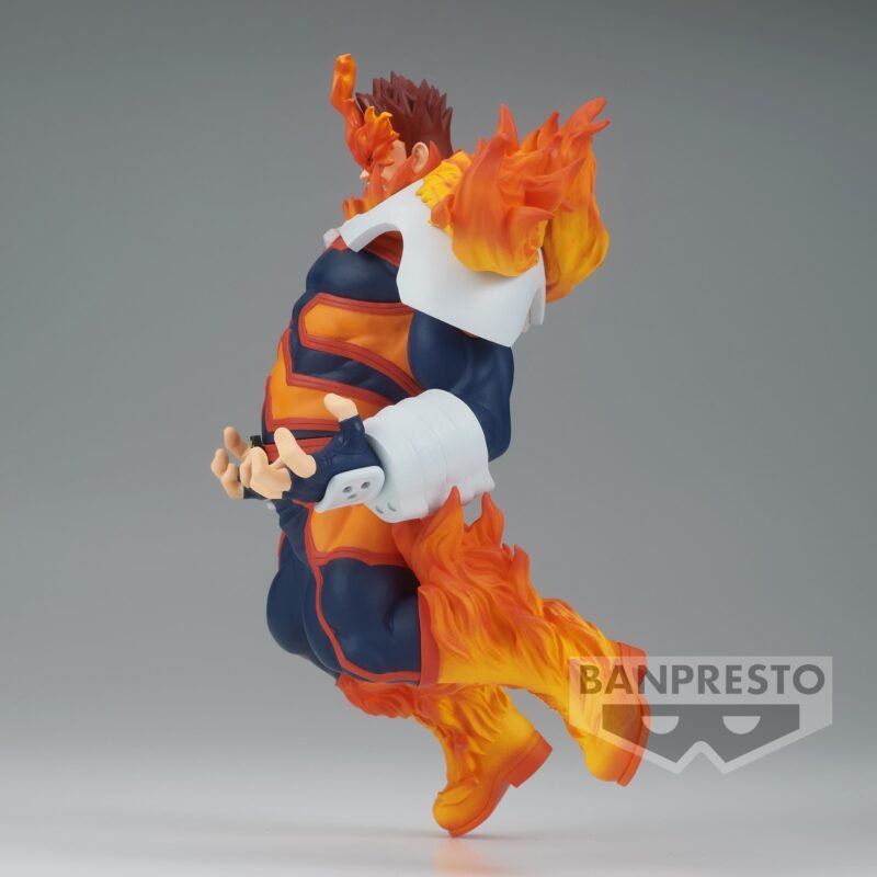 Vue 3/4 de face à mi-distance de la figurine de Endeavor de My Hero Academia en costume de héros bleu et orange, avec des flammes autour des épaules.