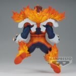 Vue 3/4 de dos à mi-distance de la figurine  d'Endeavor de My Hero Academia en costume de héros orange et bleu, avec armure enflammée sur les épaules.