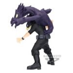 Vue 3/4 de face à mi-distance de la figurine  de Fumikage Tokoyami de My Hero Academia en costume noir, avec Dark Shadow coiled derrière.