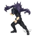 Vue 3/4 de face à mi-distance de la figurine de Fumikage Tokoyami de My Hero Academia en costume noir, avec Dark Shadow émergeant de son dos.