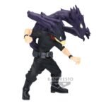 Vue 3/4 légèrement de profil et à mi-distance de la figurine de Fumikage Tokoyami de My Hero Academia en costume noir, avec Dark Shadow s'étendant de son dos.