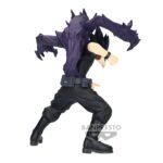 Vue 3/4 sur le côté à mi-distance de la figurine de Fumikage Tokoyami de My Hero Academia avec Dark Shadow enroulé autour de lui.