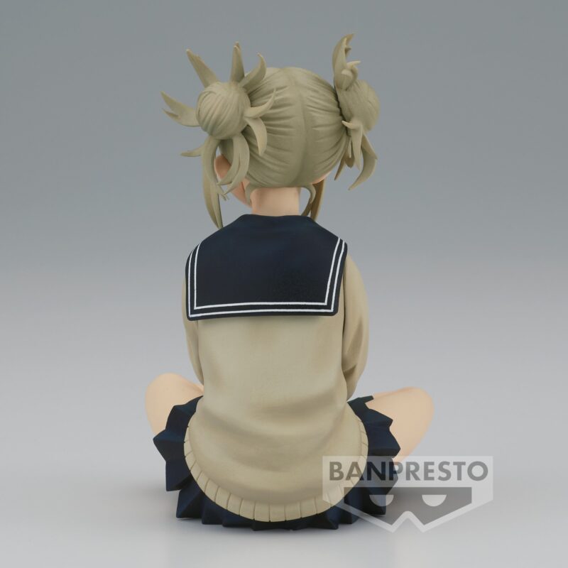 Vue 3/4 arrière à mi-distance de la figurine  de Himiko Toga de My Hero Academia en uniforme scolaire, assise.