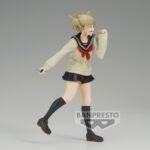 Vue 3/4 de face à mi-distance de la figurine prize de Himiko Toga de My Hero Academia en uniforme scolaire, tenant un petit objet ressemblant à un couteau.