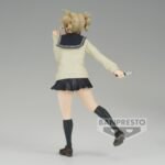Vue 3/4 arrière à mi-distance de la figurine de Himiko Toga de My Hero Academia en pull crème et jupe noire, tenant un couteau dans la main droite.