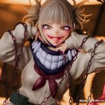 my-hero-academia-figurine-himiko-toga-villain-sepia-ver-spiritale_1 Vue 3/4 de face en gros plan de la figurine de Himiko Toga de My Hero Academia en pull oversized, avec un sourire malicieux et des chaînes sur les épaules.