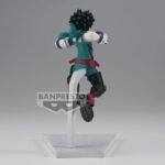 Vue 3/4 arrière à mi-distance de la figurine d'Izuku Midoriya de My Hero Academia en costume de héros vert, en posture dynamique.