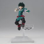 Vue 3/4 de face à mi-distance de la figurine de Izuku Midoriya de My Hero Academia en costume de héros teal avec ceinture rouge, en posture dynamique.