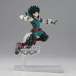 Vue 3/4 de face à mi-distance de la figurine Prize de Izuku Midoriya de My Hero Academia en costume de héros, en posture dynamique.