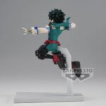 Vue 3/4 de face à mi-distance de la figurine d'Izuku Midoriya de My Hero Academia en costume de héros vert, dans une pose dynamique.