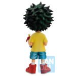 Vue 3/4 arrière à mi-distance de la figurine Ichiban Kuji d'Izuku Midoriya de My Hero Academia en t-shirt jaune et shorts bleus, tenant une figurine d'All Might.