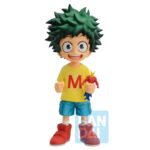 Vue 3/4 de face à mi-distance de la figurine d'Izuku Midoriya (version enfant) de My Hero Academia, souriant avec un t-shirt jaune, tenant une figurine d'un héros dans la main droite.