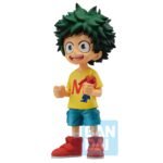 Vue 3/4 de face à mi-distance de la figurine de Izuku Midoriya de My Hero Academia, portant un T-shirt jaune avec un emblème rouge, tenant une figurine de super-héros.