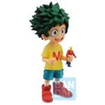 Vue 3/4 de face à mi-distance de la figurine d'Izuku Midoriya (version enfant) de My Hero Academia en t-shirt jaune, tenant une figurine d'All Might.