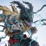 my-hero-academia-figurine-izuku-midoriya-dark-deku-ver-artfxj-kotobukiya_1 Vue 3/4 de face à mi-distance de la figurine d'Izuku Midoriya (Dark Deku) de My Hero Academia en costume teal avec ceinture rouge, entouré d'effets électriques.