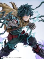 my-hero-academia-figurine-izuku-midoriya-dark-deku-ver-artfxj-kotobukiya_3 Vue 3/4 de face à mi-distance de la figurine d'Izuku Midoriya de My Hero Academia en costume de héros, tenant un effet de foudre bleue.