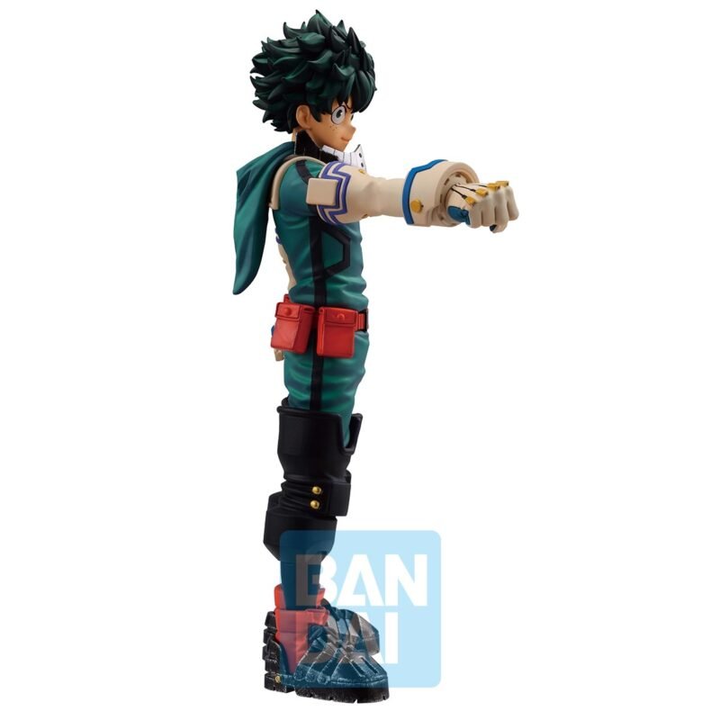 Vue de côté en plan entier de la figurine d'Izuku Midoriya de My Hero Academia en costume de héros vert et teal, bras droit tendu, avec un protège-bras gauche distinctif.