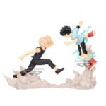 Vue 3/4 de face à mi-distance de la figurine dynamique de Katsuki Bakugo et Izuku Midoriya de My Hero Academia en poses d'action, sans accessoires.