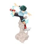 Vue 3/4 de face à mi-distance de la figurine de Izuku Midoriya de My Hero Academia en t-shirt bleu clair et shorts noirs, entouré d'effets d'énergie verte.