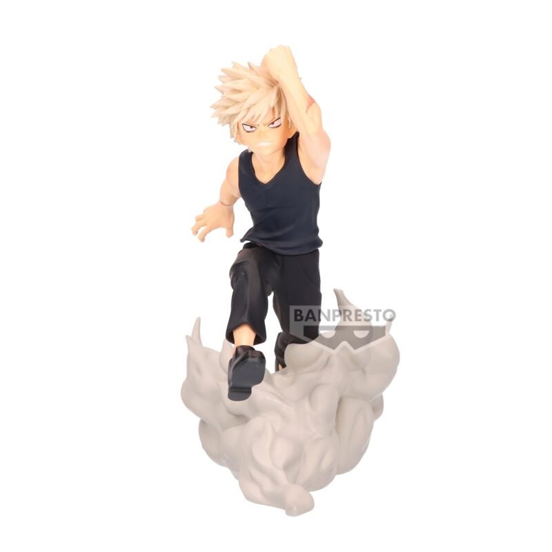Vue 3/4 de face en plein corps de la figurine de Katsuki Bakugo de My Hero Academia en shirt sans manches, avec une base en forme d'explosion.
