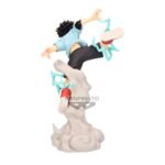 Vue 3/4 arrière à mi-distance de la figurine  d'Izuku Midoriya de My Hero Academia en t-shirt bleu clair et shorts noirs, entouré d'effets lumineux.