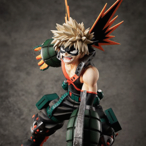 Vue 3/4 de face à mi-distance de la figurine de Katsuki Bakugo de My Hero Academia en combinaison noire sans manches, avec des gantelets explosifs sur les bras.