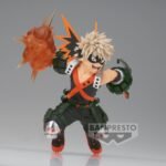 my-hero-academia-figurine-katsuki-bakugo-the-amazing-heros-plus-vol4 Vue 3/4 de face à mi-distance de la figurine Prize de Katsuki Bakugo de My Hero Academia en costume noir et orange, tenant un effet explosif dans la main.