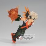 my-hero-academia-figurine-katsuki-bakugo-the-amazing-heros-plus-vol4_1 Vue 3/4 de face à mi-distance de la figurine de Katsuki Bakugo de My Hero Academia en tenue noire sans manches, avec un effet d'explosion dans la main.