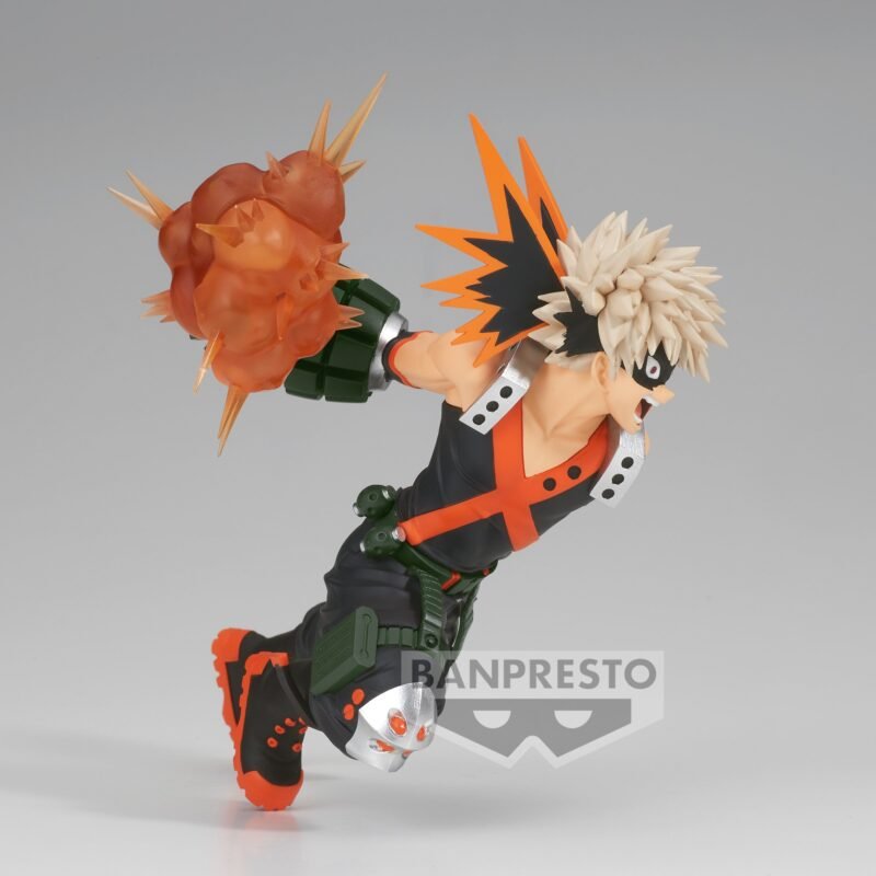 my-hero-academia-figurine-katsuki-bakugo-the-amazing-heros-plus-vol4_1 Vue 3/4 de face à mi-distance de la figurine de Katsuki Bakugo de My Hero Academia en tenue noire sans manches, avec un effet d'explosion dans la main.
