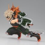 my-hero-academia-figurine-katsuki-bakugo-the-amazing-heros-plus-vol4_2 Vue 3/4 de face à mi-distance de la figurine de Katsuki Bakugo de My Hero Academia en costume combat, avec des gantelets explosifs.