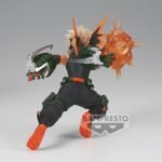 my-hero-academia-figurine-katsuki-bakugo-the-amazing-heros-plus-vol4_3 Vue 3/4 de face à mi-distance de la figurine de Katsuki Bakugo de My Hero Academia en costume tactique noir, tenant une sphère explosive dans la main droite.