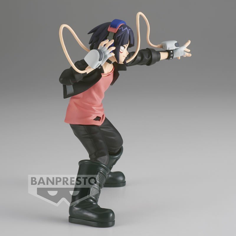 my-hero-academia-figurine-kyoka-jiro-the-amazing-heroes-vol-28_3 Vue 3/4 de face à mi-distance de la figurine de Kyoka Jiro de My Hero Academia en débardeur rouge et veste noire, avec des câbles sur la tête.