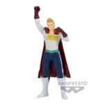 Vue 3/4 de face à pleine distance de la figurine de Mirio Togata de My Hero Academia en costume ajusté avec une cape rouge, poing droit levé.