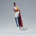 Vue 3/4 de face à distance complète de la figurine  de Mirio Togata (Le Million) de My Hero Academia en costume de héros, tenant une cape rouge.