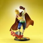 Vue 3/4 de face à mi-distance de la figurine de Mirio Togata de My Hero Academia en costume de héros bleu avec accents jaunes et verts, cape brune, sur base dynamique "POWER!".