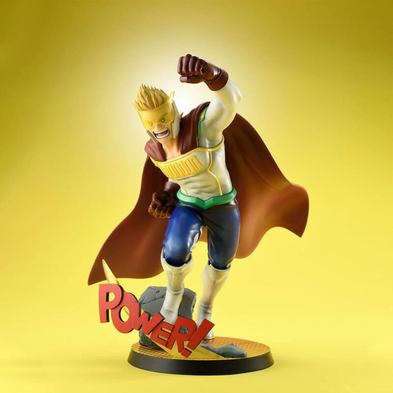 Vue 3/4 de face à mi-distance de la figurine de Mirio Togata de My Hero Academia en costume de héros bleu avec accents jaunes et verts, cape brune, sur base dynamique "POWER!".