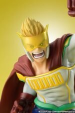 Vue 3/4 de face à mi-distance de la figurine de Mirio Togata de My Hero Academia en costume de héros, avec un sourire déterminé et un viseur jaune.