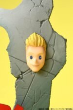 Vue de face en gros plan de la figurine de Mirio Togata de My Hero Academia avec sourire, arrière-plan jaune.