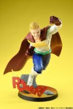 Vue 3/4 de face à mi-distance de la figurine de Mirio Togata de My Hero Academia en costume de héros, avec une cape brune, affichant "POWER!" sur la base.